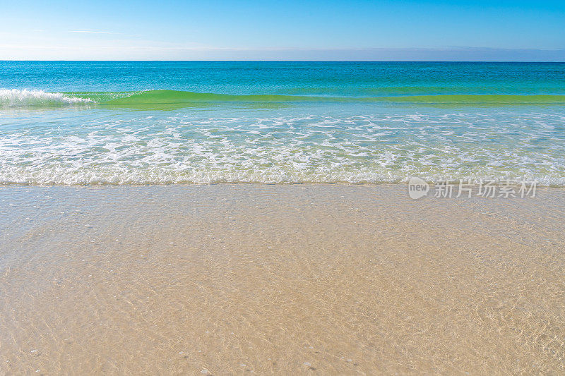 佛罗里达德斯汀海滩上的绿松石水和波浪