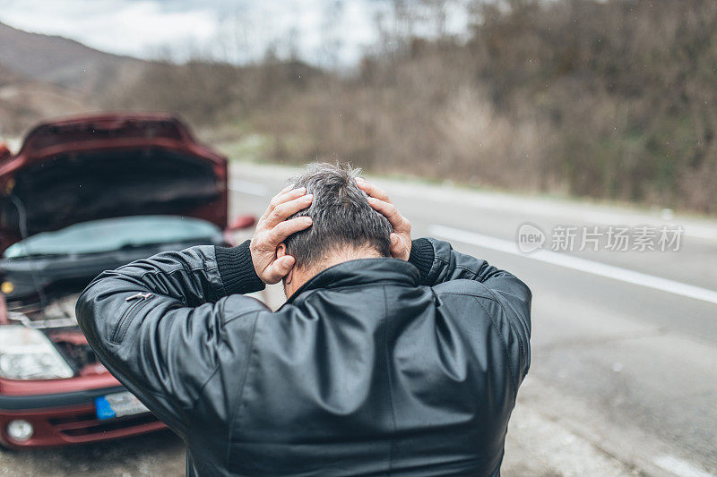 一个老人的车抛锚了