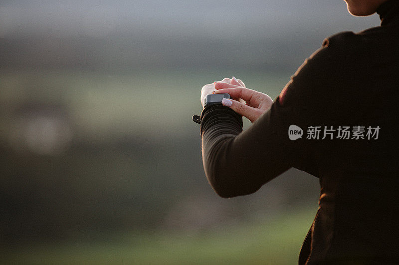 女运动员使用智能手表运动跟踪器