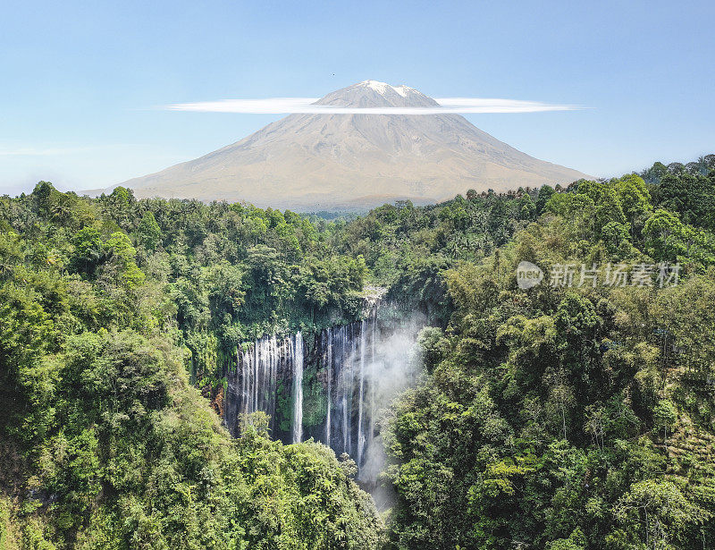 印度尼西亚的瀑布、火山和热带雨林