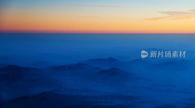 中国日落雪山的鸟瞰图