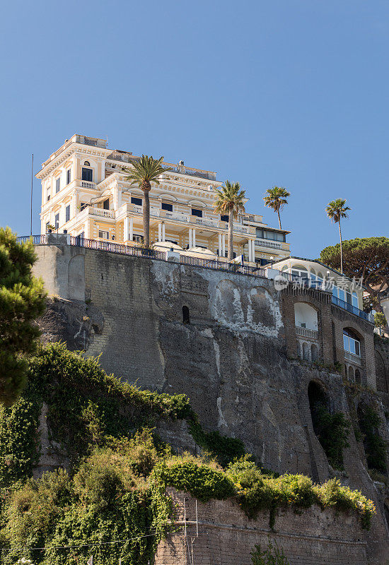 索伦托悬崖上的房屋和酒店。意大利坎帕尼亚那不勒斯湾