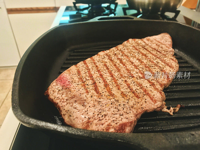 在住宅厨房里准备炸红肉西冷牛排