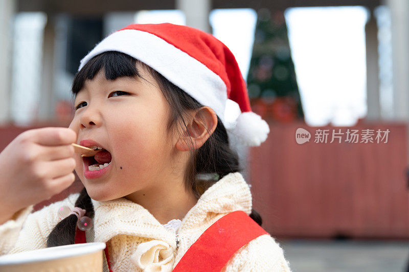 小孩在圣诞市场上玩得很开心