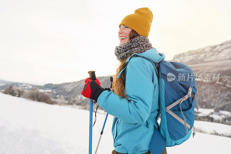 年轻的白人女子在冬季徒步旅行