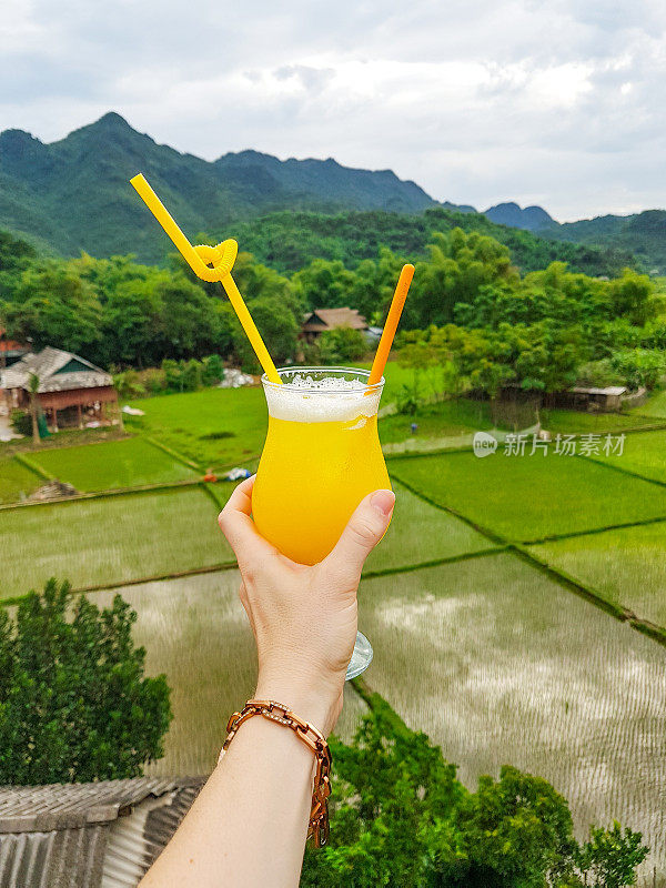 在越南北部麦珠的梯田上喝鸡尾酒