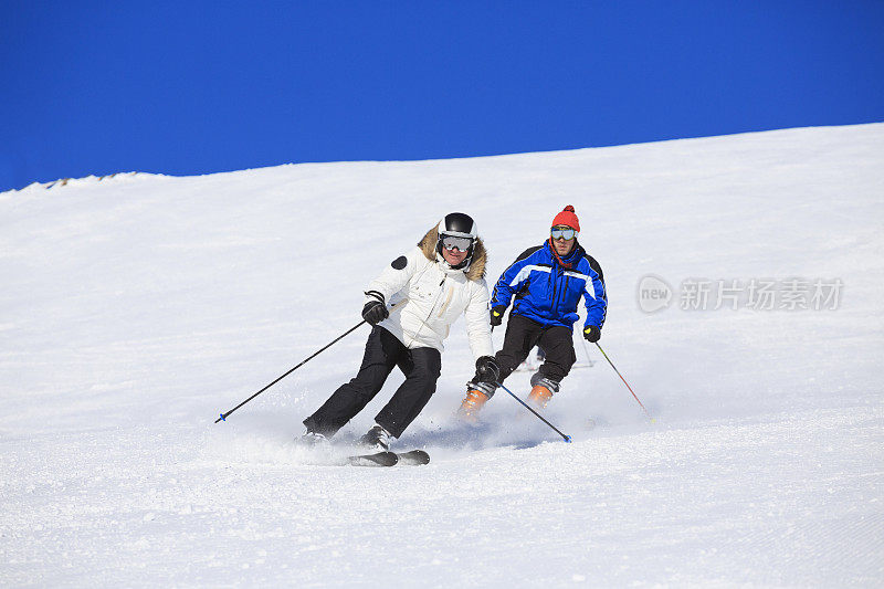 滑雪学校。滑雪者在意大利阳光明媚的滑雪胜地白云石山滑雪。两个朋友滑雪。美丽的山景背景。