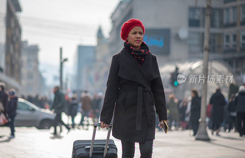 漂亮的肤色的女人在找出租车。