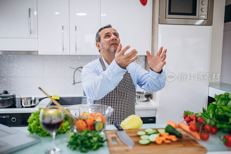 快乐的厨师在厨房