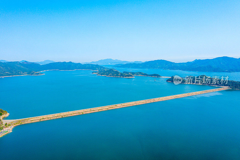 香港船湾淡水湖堤岸的无人机照片