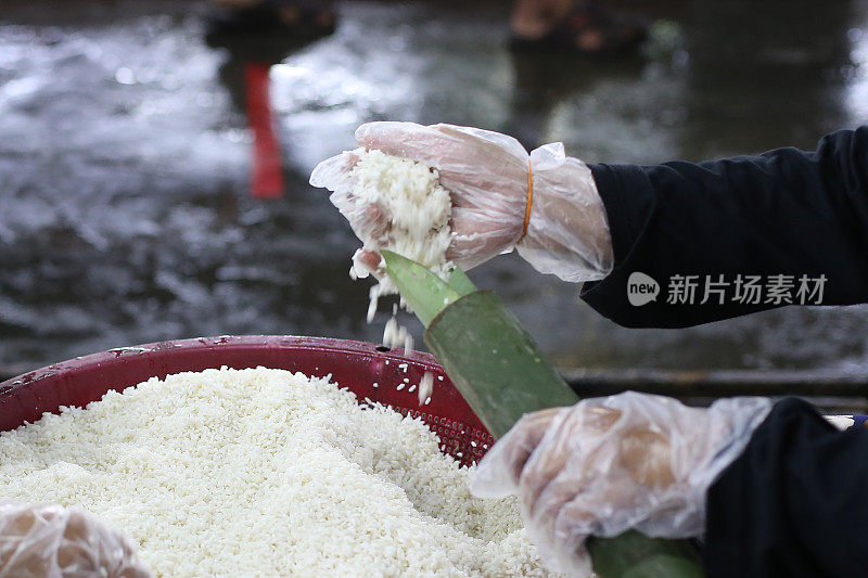 典型的亚洲食物——“Lemang”(芭蕉叶包竹蒸糯米)