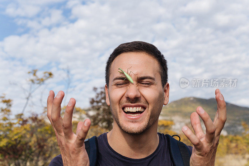 快乐的生物学家与螳螂玩耍