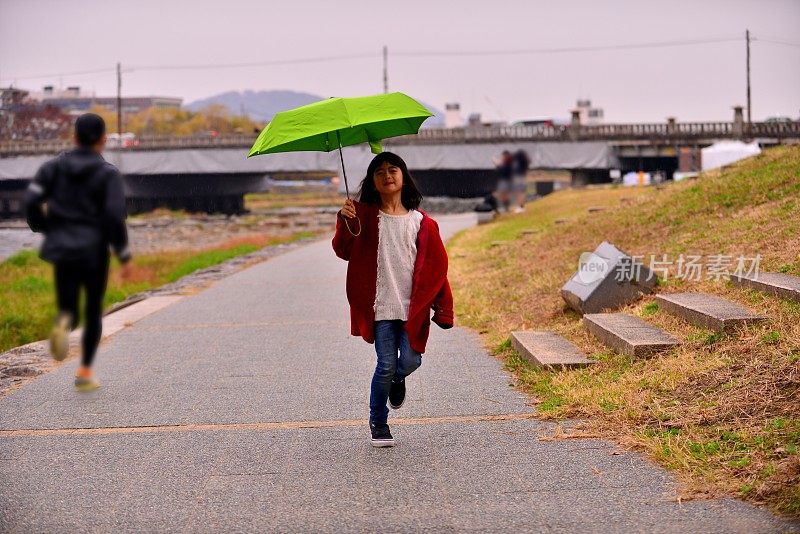 日本一名小学女生在京都加茂河畔放松