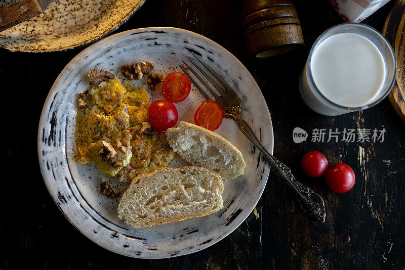 自制早餐:肉馅煎蛋饼和面包