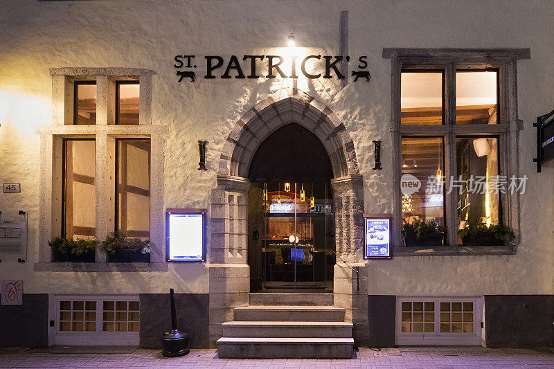 在塔林历史部分圣帕特里克餐厅入口的冬夜景色。