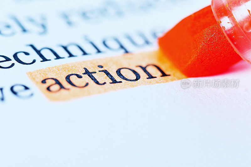 “行动”一词在文件上用橙色突出显示