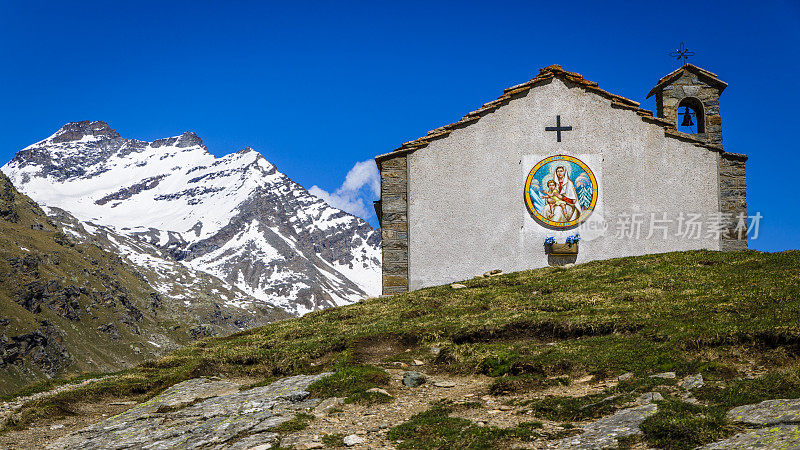 教堂教堂之上的田园诗白云石阿尔卑斯风景-大天堂，意大利