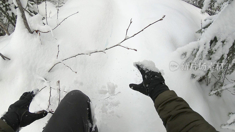 滑雪者双手准备野外装备的细节