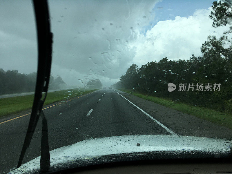 开着雨刷沿州际公路行驶，即将进入大雨地区