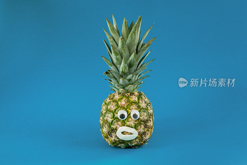 有一张滑稽脸的菠萝