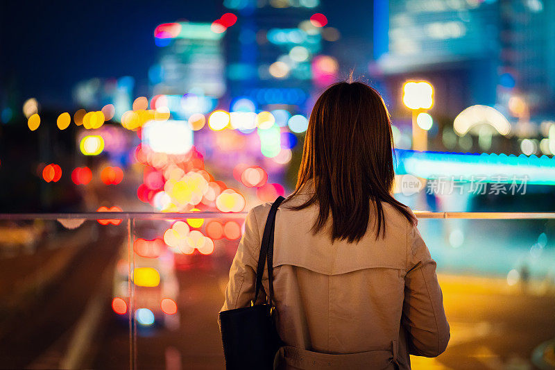 一个亚洲女人正在看中国上海市中心的夜景