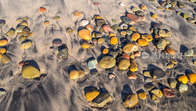 温暖的夕阳照亮了墨西哥太平洋海岸的一些石头