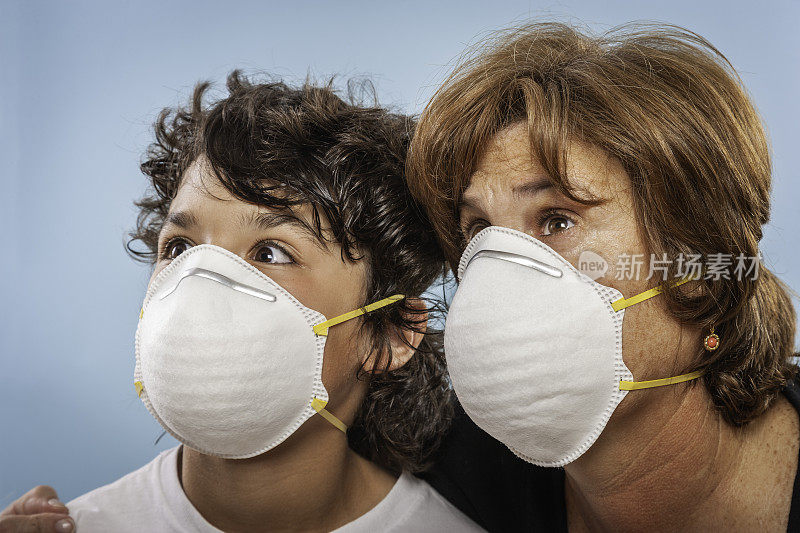 成年妇女和小男孩戴口罩以防止冠状病毒感染