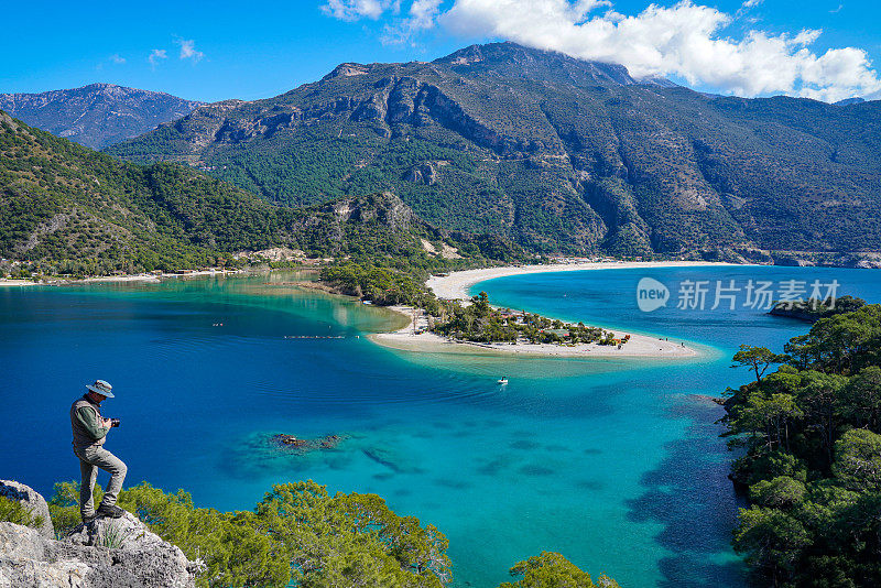 欣赏风景的摄影师。Ölüdeniz来自土耳其Fethiye。