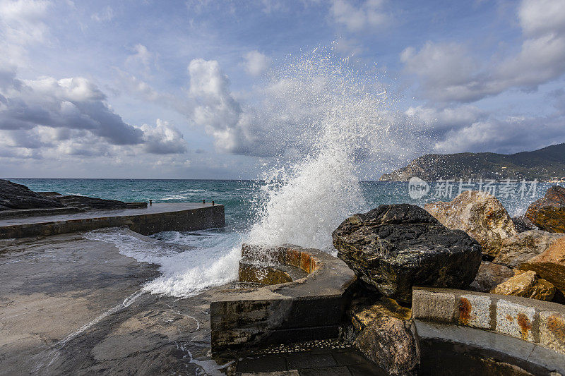 海浪拍打着Vernazza的防波堤