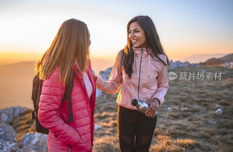 徒步登山的白人和印度女性