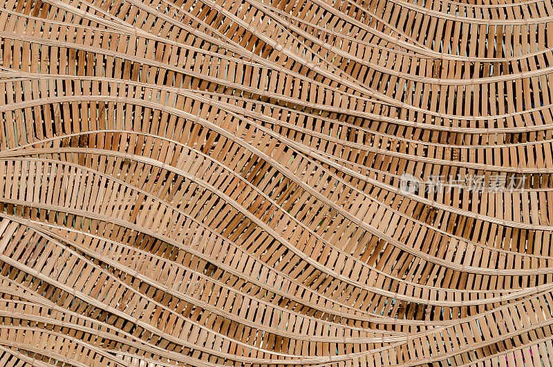 自然背景为褐色工艺品编织纹理竹面
