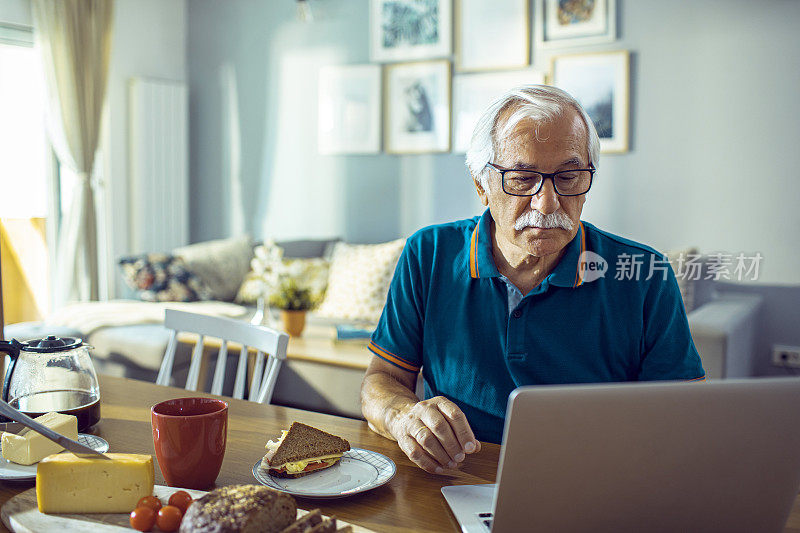 老男人在用他的笔记本电脑