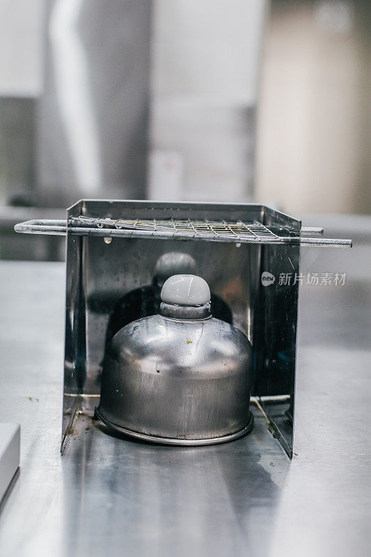 酒精燃烧器，实验室设备在某些用途上比本生燃烧器更可取，出于安全目的，在没有天然气的实验室。