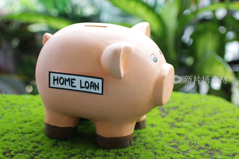 图像的小猪银行与插槽顶部与家庭贷款标签，家庭财务和储蓄的概念