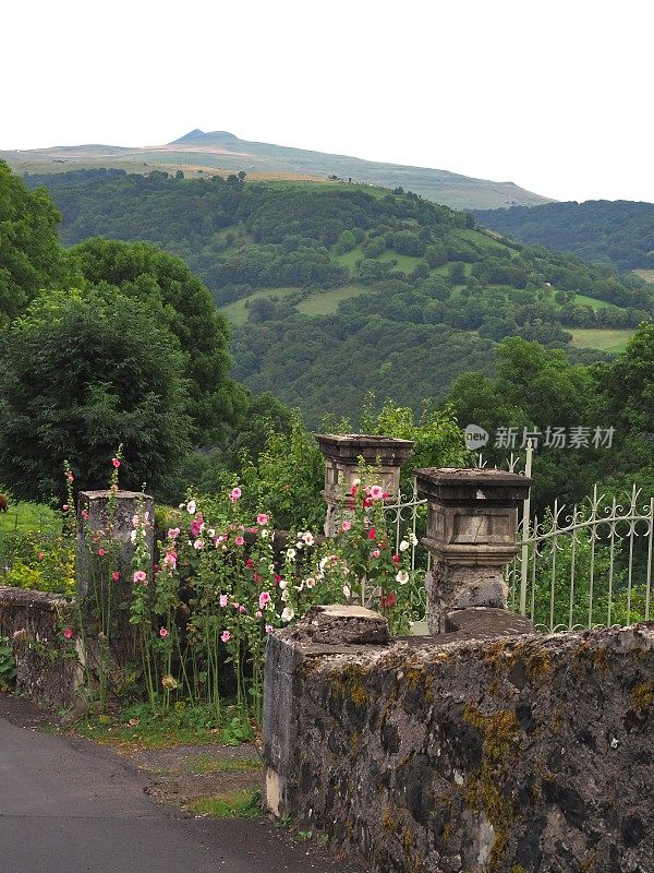 法国坎塔尔山脉的火山景观和道路