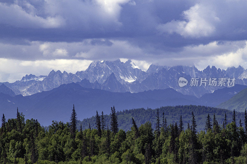 德纳里山附近的山峰从南面远眺