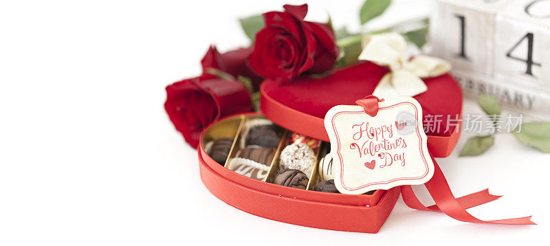 情人节的巧克力和红玫瑰孤立在白色