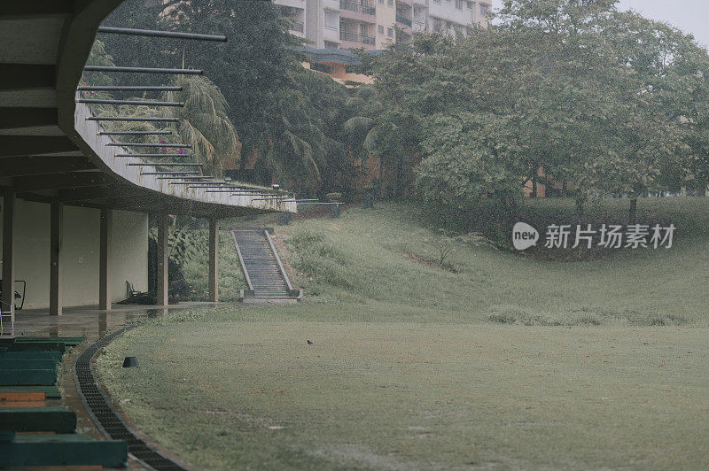 雨中无人的高尔夫练习场