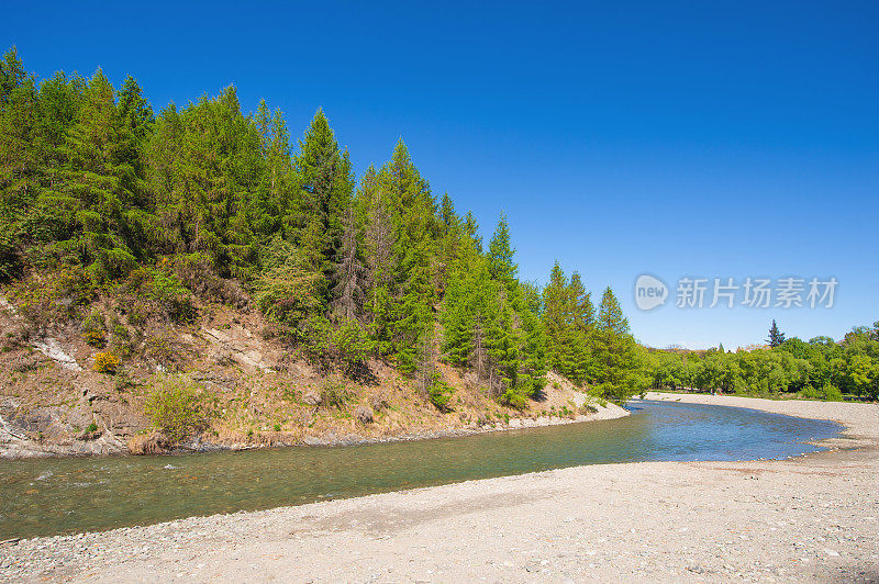 全景式的自然景观河流和小溪在箭镇在湖和山区新西兰南岛