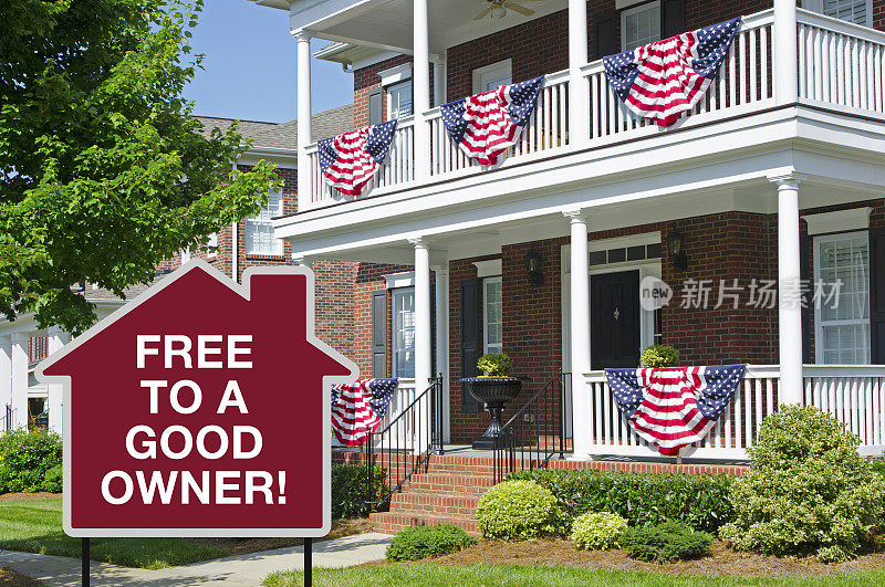 标志:好主人免费:在家门口贴着美国国旗和警告金融危机的彩旗