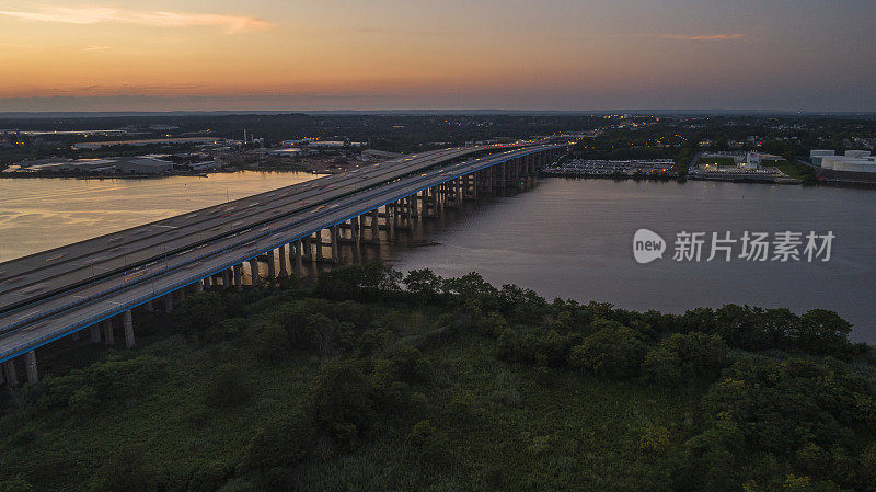 鸟瞰图上的州长阿尔弗雷德e德里斯科尔桥上的Raritan河，新泽西州，连接Keasbey和梅尔罗斯镇，在日落。