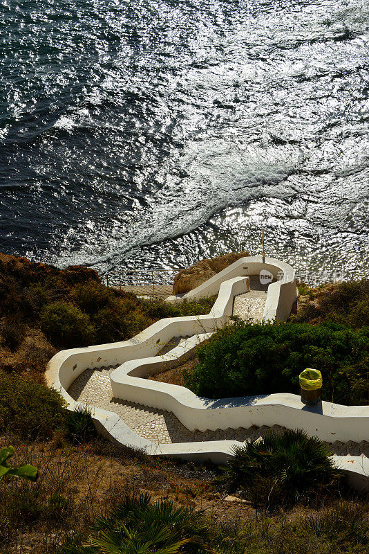 帕莱索海滩，通往大西洋的蜿蜒楼梯，葡萄牙阿尔加维的卡沃埃罗