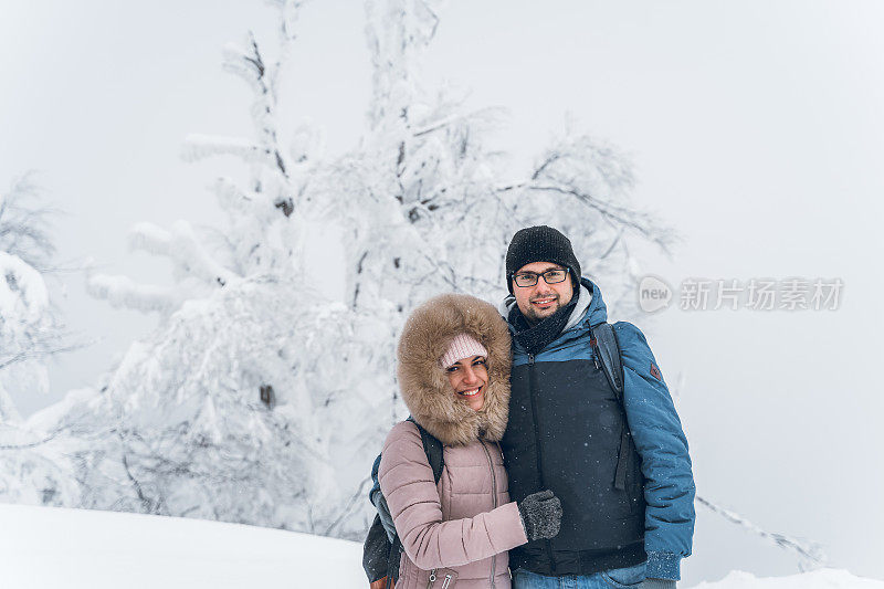 相爱的夫妇享受雪山