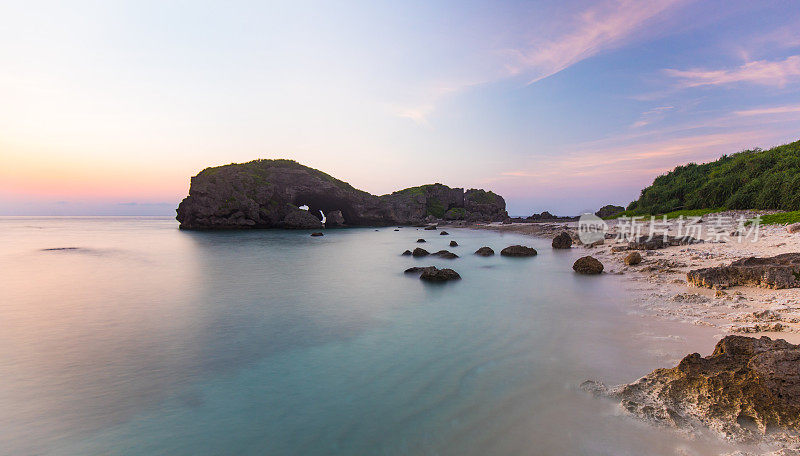 粉红色和紫色的冲绳日落海景