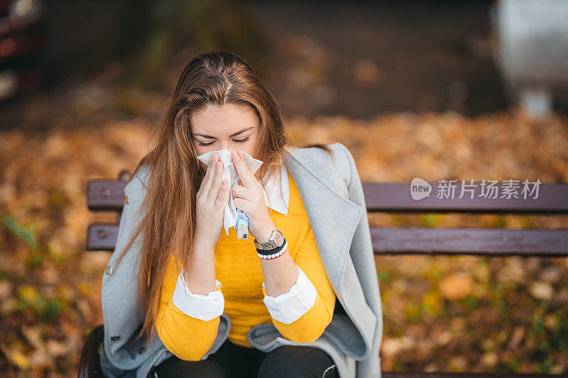 生病的年轻女子得了感冒和流感