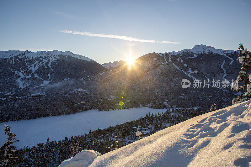 黄昏时分，惠斯勒黑梳滑雪场日出美景。