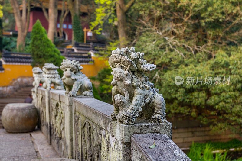 舟山群岛普陀山法玉寺桥栏杆上的动物雕像，中国观音菩萨所在地
