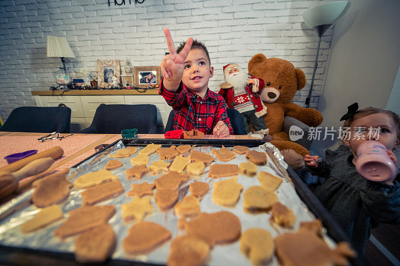 快乐的孩子男孩烤圣诞饼干库存照片