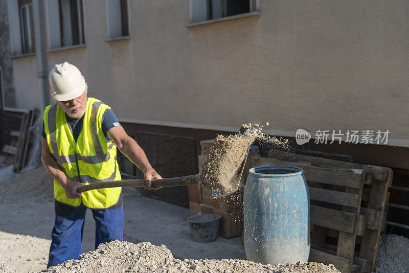 成年男子在家建筑工地上工作