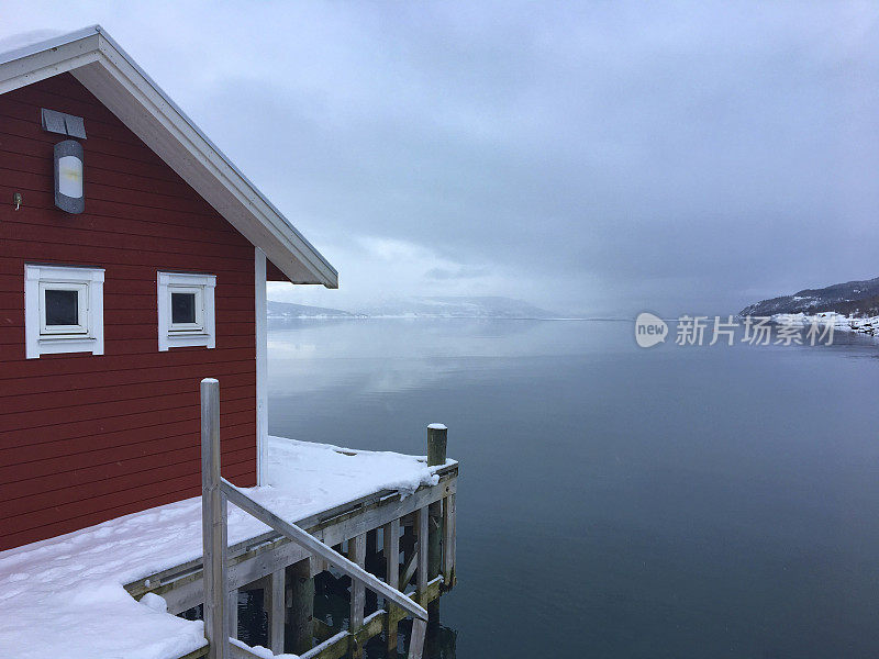 冬天，挪威人在挪威北部峡湾岸边的棚屋。